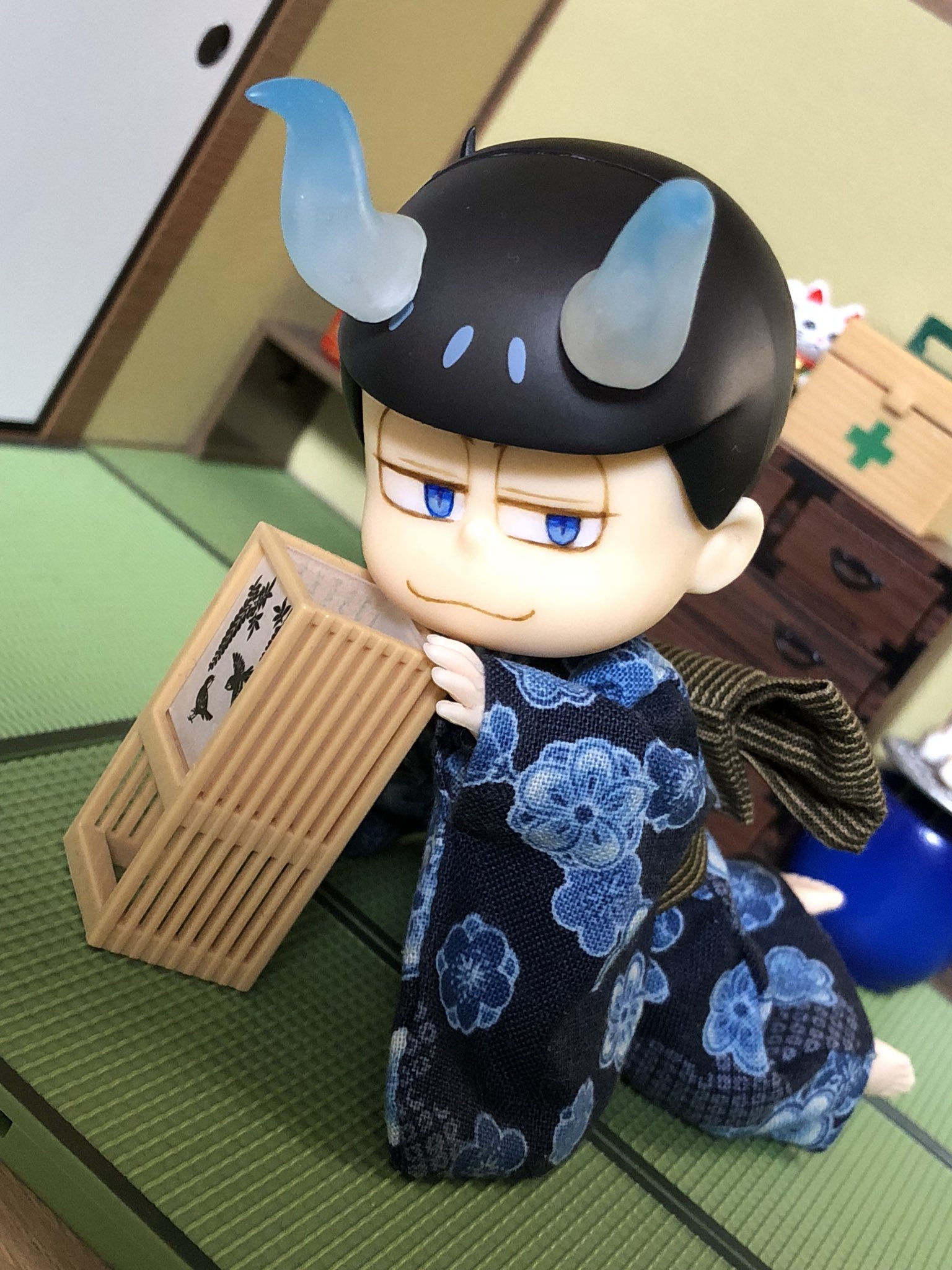 ひらさか 青行燈くんと普通の行燈 思ってた以上に行燈が似合っててちょっとびっくりした おそ松さん写真部 おそ松さんのオビツろいど T Co 0vhvpcrmer Twitter
