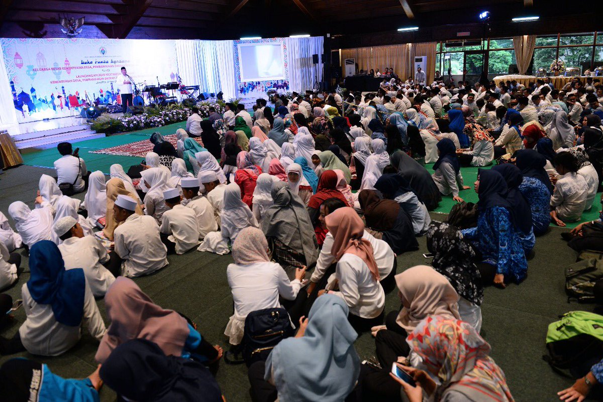 Berbuka puasa bersama pegawai Kementerian Desa PDTT dan anak2 yatim. Puasa mengingatkan kembali kepada kita semua untuk mampu mengendalikan diri dan berbagi. Karena sesungguhnya kemampuan untuk mengendalikan diri dan berbagi adalah modal utama dari keberhasilan dari kita semua...