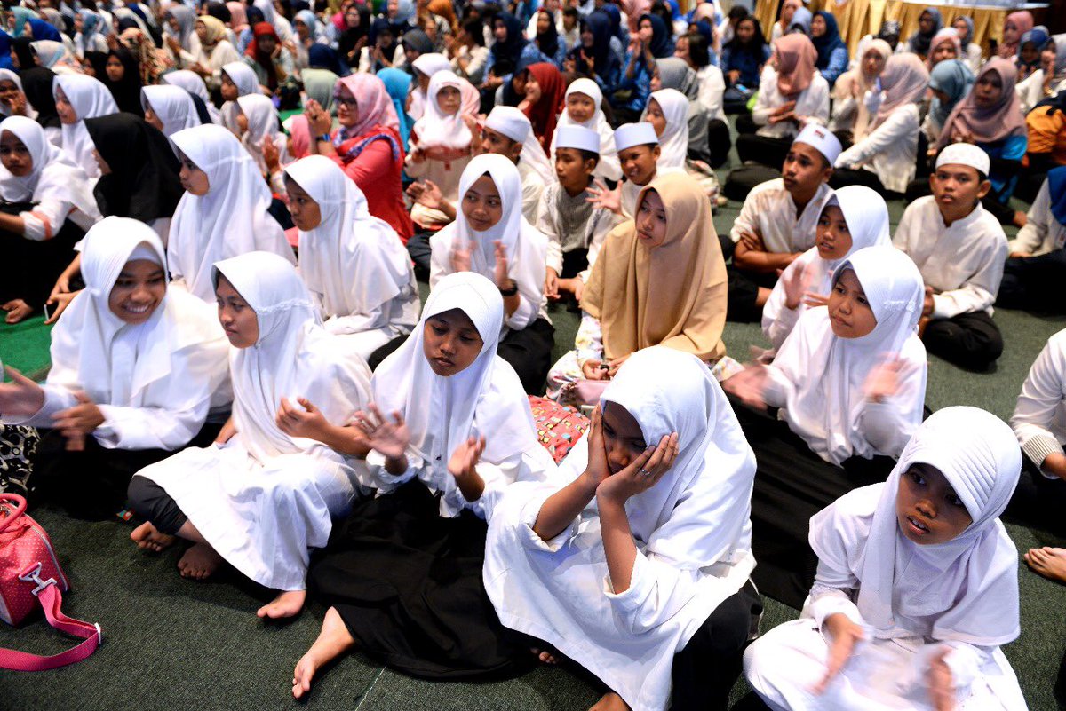 EkoSandjojo's tweet photo. Berbuka puasa bersama pegawai Kementerian Desa PDTT dan anak2 yatim. Puasa mengingatkan kembali kepada kita semua untuk mampu mengendalikan diri dan berbagi. Karena sesungguhnya kemampuan untuk mengendalikan diri dan berbagi adalah modal utama dari keberhasilan dari kita semua... https://t.co/Ldq5WYU7cQ