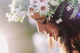 لا يريدك ، و لكن يريد حديثك ، لا يرغبك قريبًا ، و لكن يكره ابتعادك ، يحتاجك ، و لكن ليس حقًا ، هو لا يفعل ذلك ليعتني بك ، بل ليعتني بنفسه