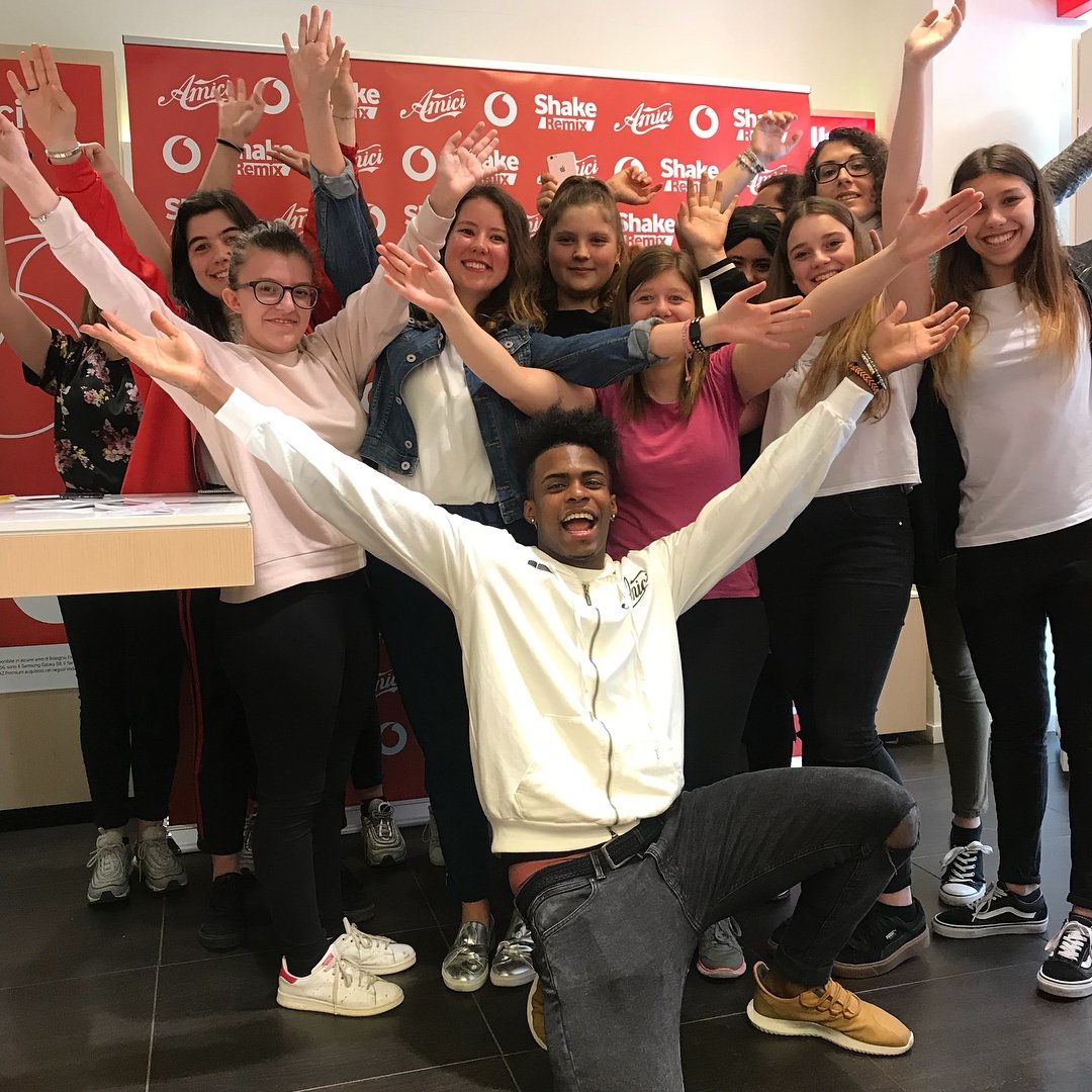 bryanramirez_of's tweet photo. A chi andrebbe di raccontarci le emozioni che ha provato nell'incontrare oggi @bryanramirez_of al Vodafone Store di Verona? 😍❤️
#Amici17 #BryanRamirez #SquadraBianca #ShakeRemix #ShakePlay #VodafoneStore https://t.co/STyVkj9dHo