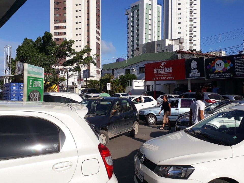Litro da gasolina a seis, sete reais??!! E a gente fazendo fila pra conseguir abastecer pq é isso ou nada??!! Sério??!! Rapaz... É o fim dos tempos. Ainda bem que eu sempre soube que era mentira essa conversa de que tudo tava melhorando no País. Hunrum... Sei.