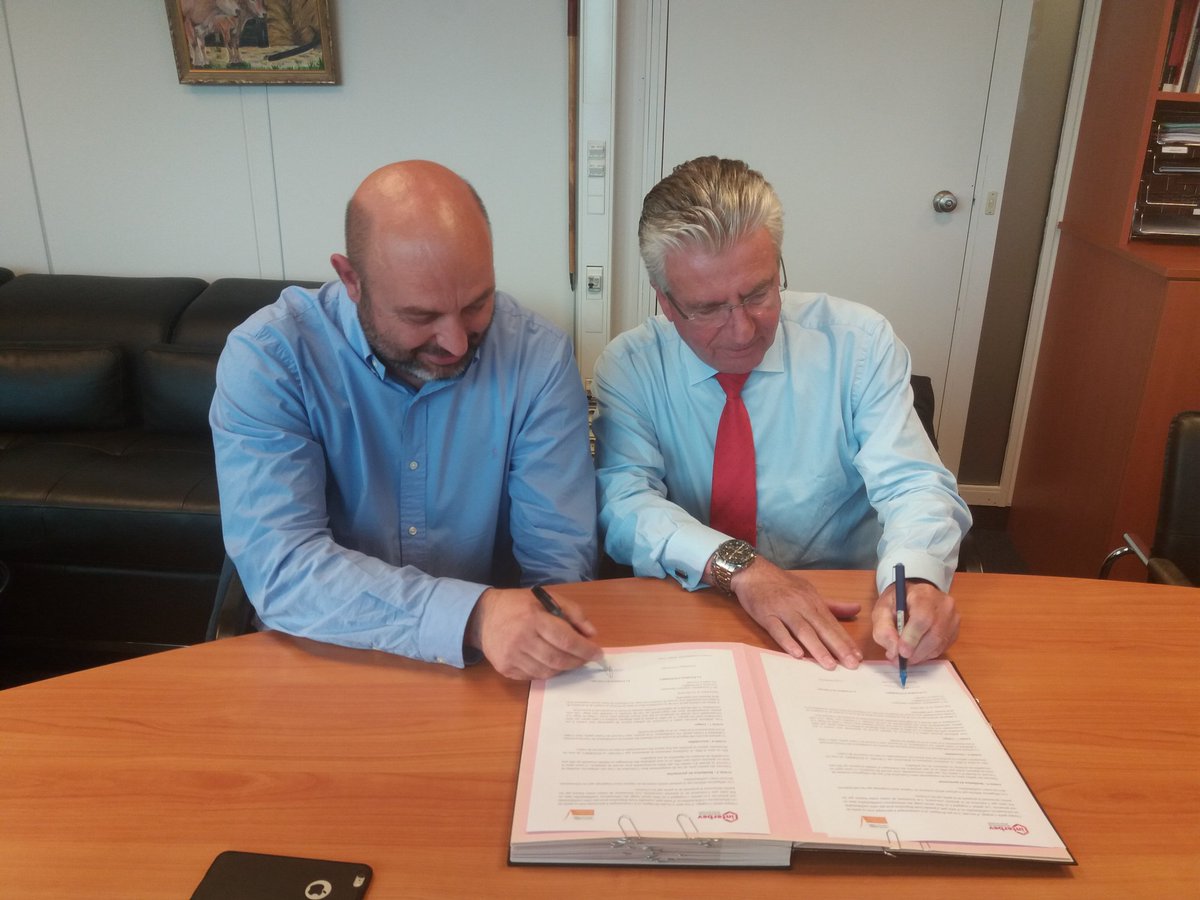 mpb_Corsica's tweet image. Signature d'une convention de partenariat entre Lionel Mortini, président de l'#Odarc et Dominique Langlois président d'#Interbev pour la valorisation des produits agneau de lait, cabri et veau de #Corse. #agriculturaviva