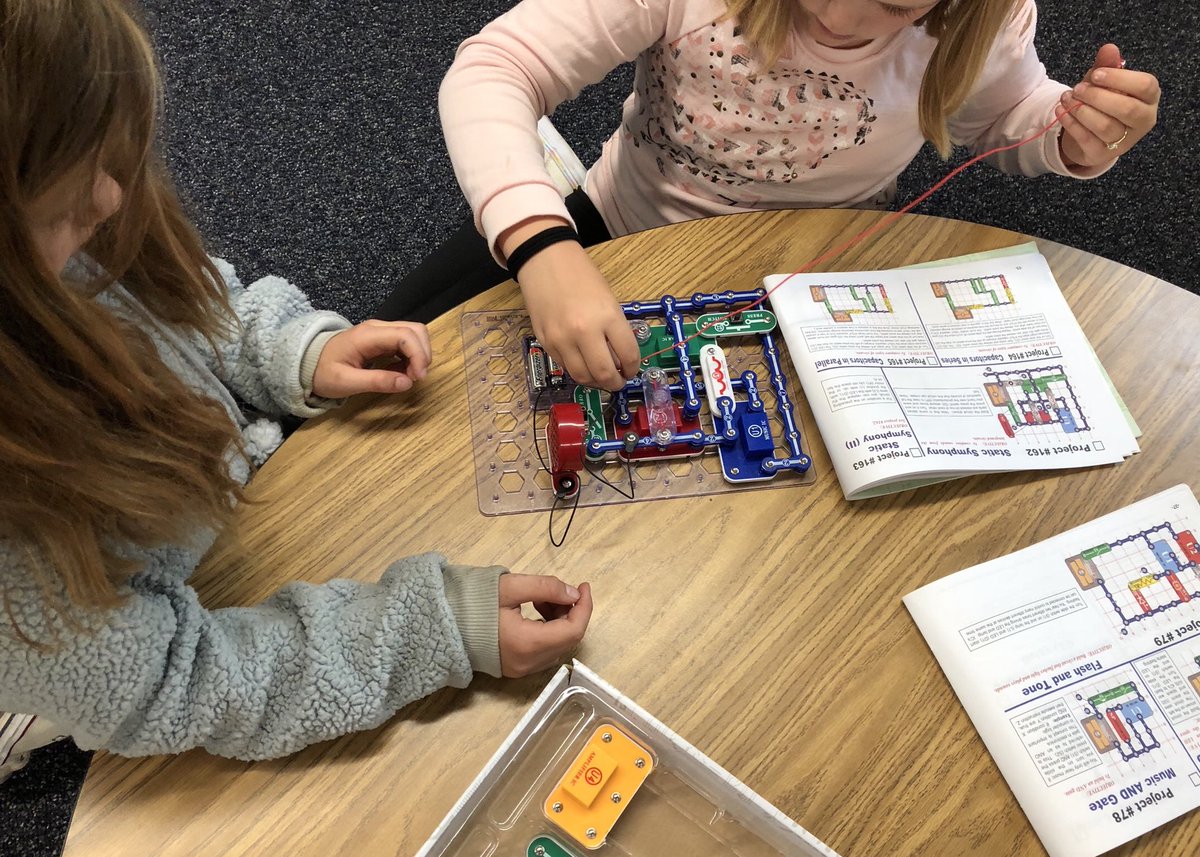 Can you make static sound like a beautiful symphony? These engineers are about to find out! <a href="/SnapCircuits/">Snap Circuits</a> @Arroyo_TUSD #WeareTUSD #girlswhoSTEAM