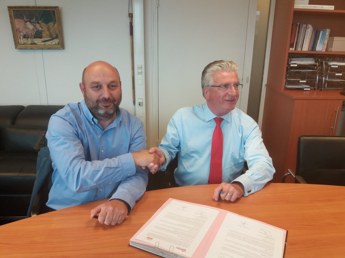 mpb_Corsica's tweet image. Signature d'une convention de partenariat entre Lionel Mortini, président de l'#Odarc et Dominique Langlois président d'#Interbev pour la valorisation des produits agneau de lait, cabri et veau de #Corse. #agriculturaviva