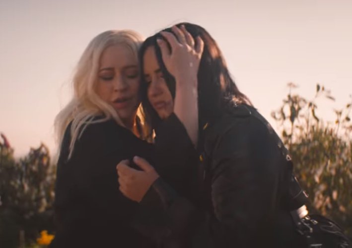 Kary_H_Bell's tweet photo. Este vídeo nos muestra como una sociedad machista nos trata como objetos, y al final ellas pueden ser libres ME ENCANTA TODO...!!! I Love you♥ @ddlovato @xtina #XtinaDemiVideo #FallInLine #FallInLineToday
https://t.co/b0IK7Dm3iT https://t.co/mKgt1Db3yv