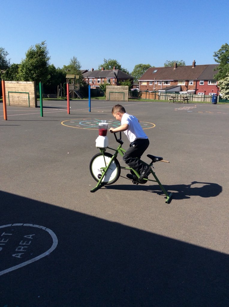 BradleyGreenPA's tweet photo. Year 3 were the first to create delicious smoothies using pedal power today! @mellorscatering @active_tameside #chalkenge #teamwork @BradleyGreenY3 @_TeamBG https://t.co/vK8WMfzqKV