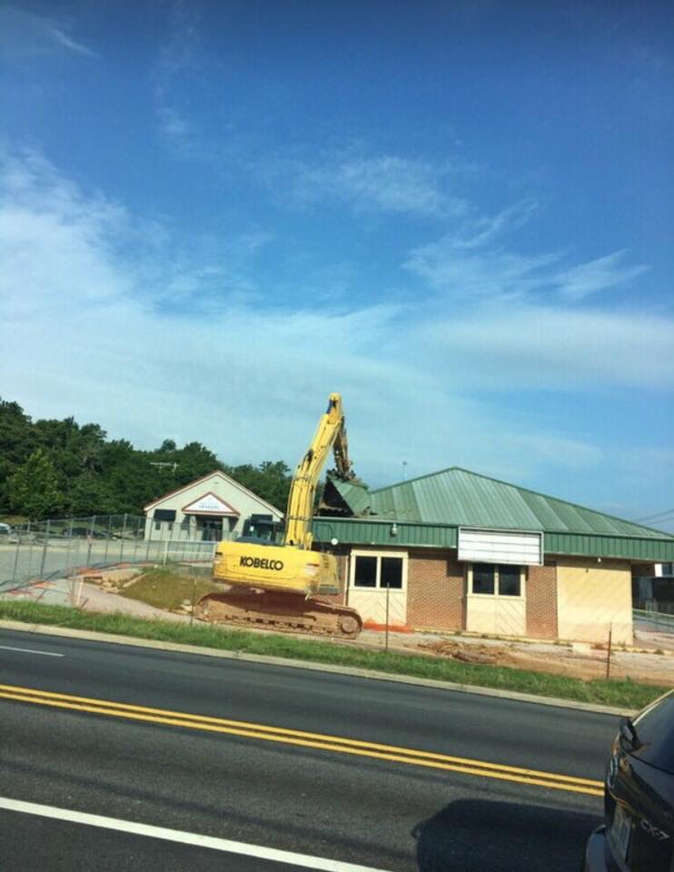 BlakeEddins's tweet image. Sad day for anyone 35 or older that attended the University of Arkansas as we say goodbye to the building that housed the legendary bar that became known as “The Dome”. I hope Van isn’t inside pouring one last overpriced shot...