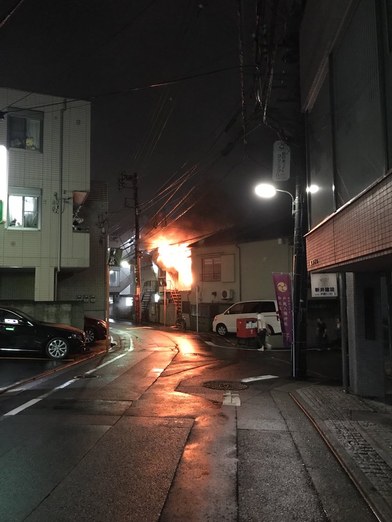 eijiobata's tweet photo. 戸越銀座付近で火事、消防車来る前。木密地域だからちょっと怖いよね。それからヘリコプターうるさい。不要不急な状況で住宅街の真上を飛ばさないで欲しいわ。 https://t.co/RvUk5GINfe