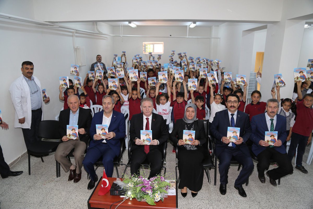 ‘DEDEM KADI BURHANEDDİN’ ADLI KİTABIN DAĞITIMI YAPILDI

Sivas Valiliği öncülüğünde başlatılan ve Kadı Burhanettin Öğrenci Meclisleri Projesi kapsamında hazırlanan ‘Dedem Kadı Burhaneddin’ adlı kitap Gazi Mustafa Kemal İlkokulu’nda düzenlenen programda öğrencilere dağıtıldı.