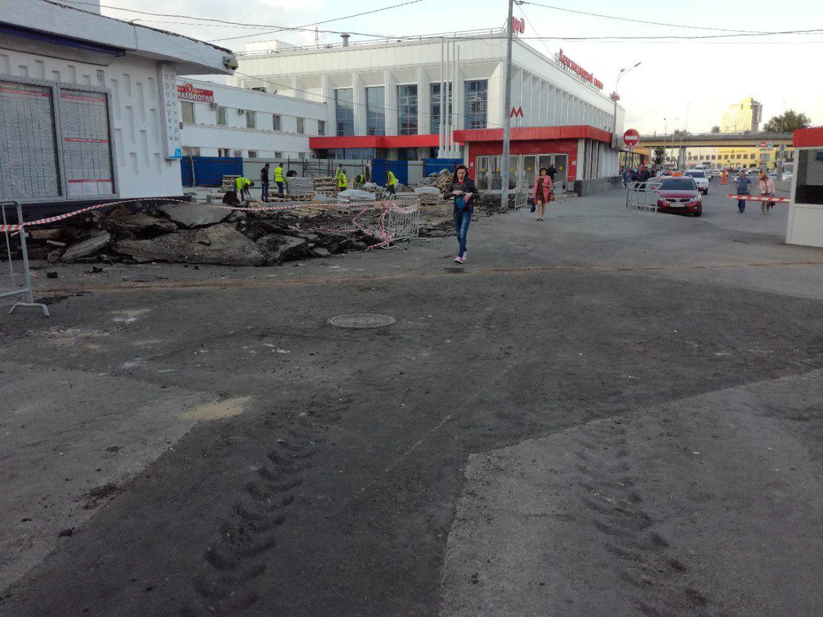 TatOpen's tweet image. Нижний Новгород. Готовимся к ЧМ-2018. Свежий асфальт убирают (укатали весной) и кладут плитку.