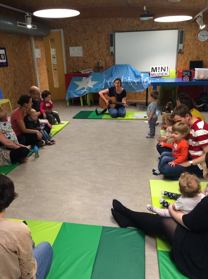ArthurvanMoorst's tweet photo. Vandaag de tweede ouder-kind activiteit van #Toppie #Dordrecht. Al 24 ouder/kind koppels maakten kennis met #muziek #natuur of #spelen. Vanaf volgende week ook #bewegen op het programma #doemeemettoppie
https://t.co/15AL3sprTP https://t.co/ThnIy5bFpX