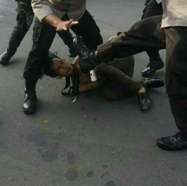 Dikeroyok, ditendang dgn sepatu laras, Anak Mahasiswa HMI MPO. Disksa apa mau DiBunuh. Mrk tdk Bersenjata.