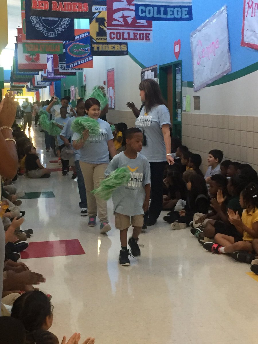 msedbostic's tweet photo. Off to the @desotoisdengage Special Olympics with a parade and awesome send off. https://t.co/6lQIiNDdWo