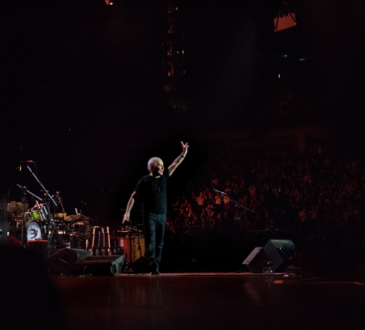 PaulSimonMusic's tweet photo. The band are having a great time, thanks to everyone who has come out to the concerts so far! #homewardbound #paulsimonfarewelltour 
Photos by Jake Edwards: Paul Simon / Bakithi Kumalo / Rob Moose (yMusic) / Biodun Kuti https://t.co/E1WpXHXaa4