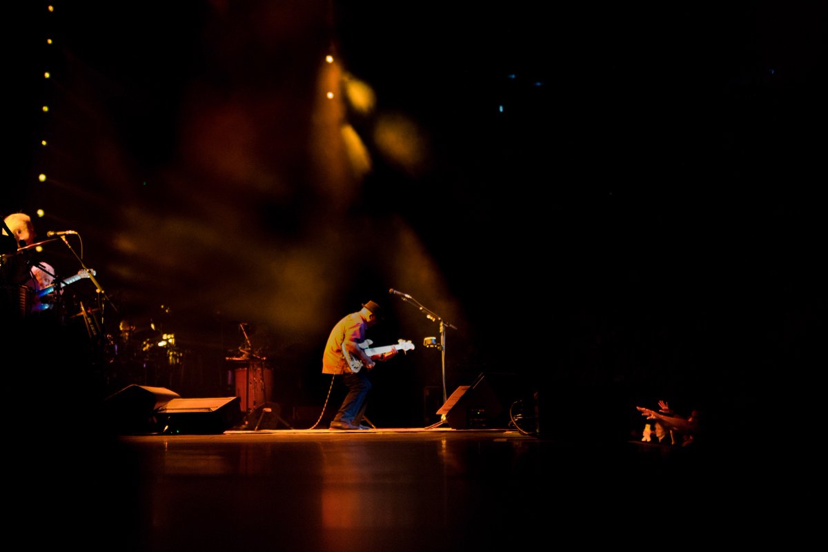 PaulSimonMusic's tweet photo. The band are having a great time, thanks to everyone who has come out to the concerts so far! #homewardbound #paulsimonfarewelltour 
Photos by Jake Edwards: Paul Simon / Bakithi Kumalo / Rob Moose (yMusic) / Biodun Kuti https://t.co/E1WpXHXaa4
