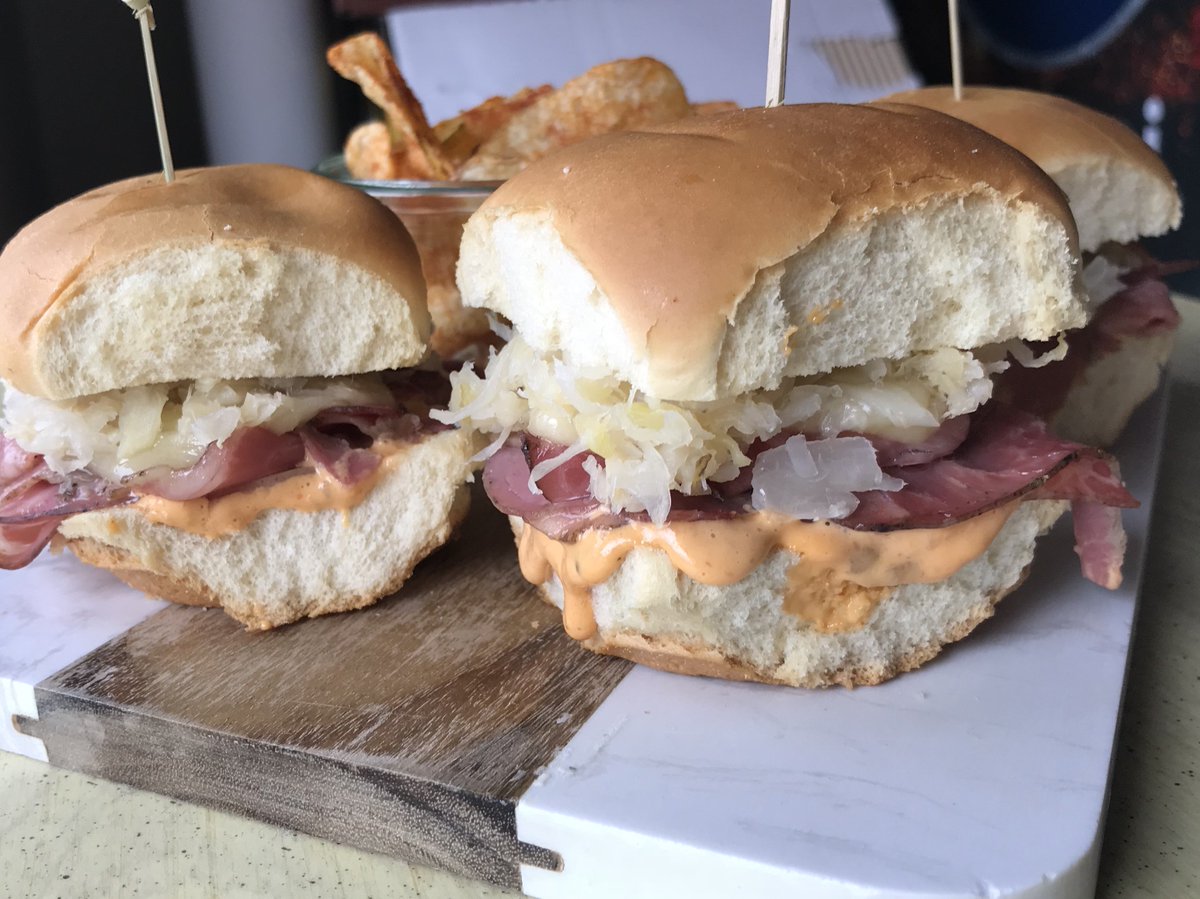 JuniperWyoming's tweet photo. We have put together some awesome flavors for you all this week! here is the delectable sliders! #peachy #localdelights #slideintotheweekend #jack #homemadecheese #winepairing #nofliter
Reuben Sliders
Hawaiian buns w/ corned beef, swiss cheese, sauerkraut &1000 Island dressing https://t.co/TxnVvw4kqi