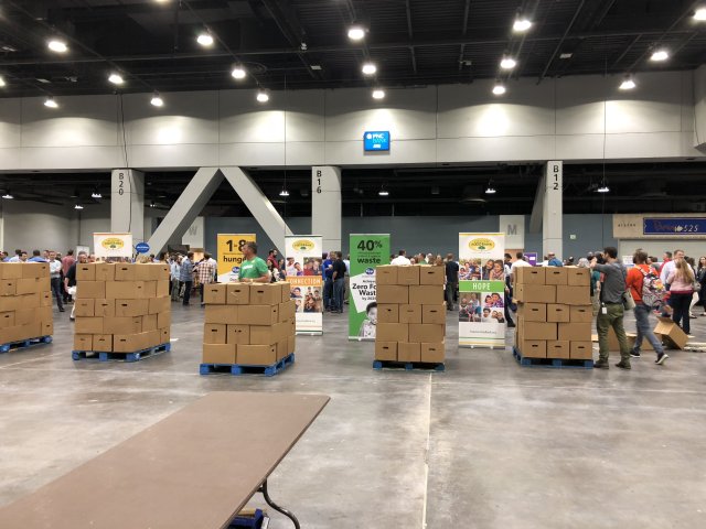 This was amazing - @Kroger colleagues in #cincinnati packed 2000 Breakfast for deserving kids today! #zerohungerzerowaste #kroger #mealsmatter #IAmKroger
