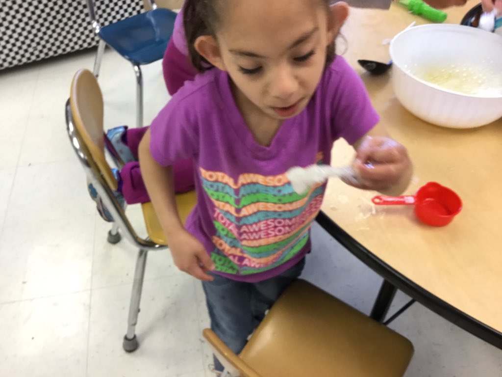 Sandy_Guendling's tweet photo. Last science experiment of the year. We made our own bubbles! @center_dolphins  #theylovescience https://t.co/vGIgVDU35m
