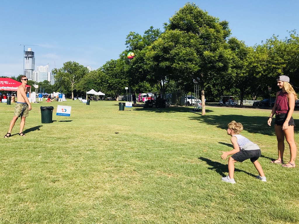 OfficialVictorZ's tweet image. NOW #FamilyFriendly #FreeSummerFun #BluesOnTheGreen 🎵🎉🎶 @Zilker_Park  #MoreFun @AustinCityParks all year. #NonSmoking #NoGlass #KGSR 📻 #BOTG2018
