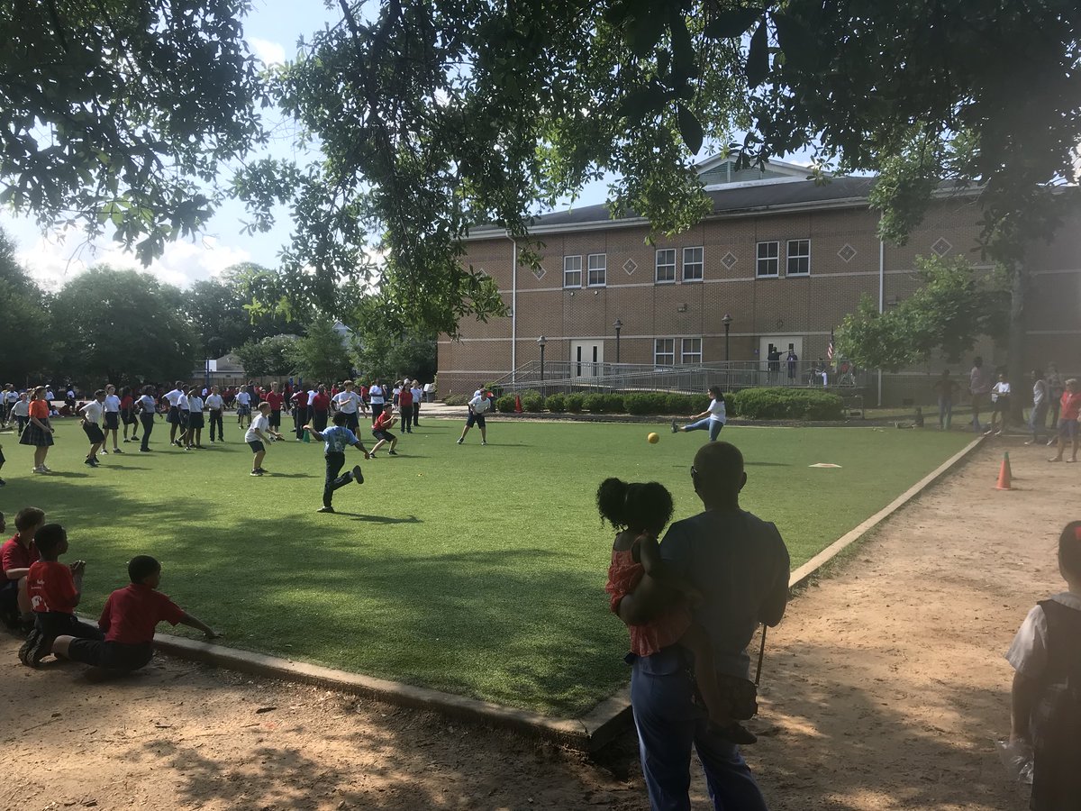 Hamiltons3Grade's tweet photo. 5th grade kickball game @MaryBAustin #AustinInnovators https://t.co/bRL4bvDsZn