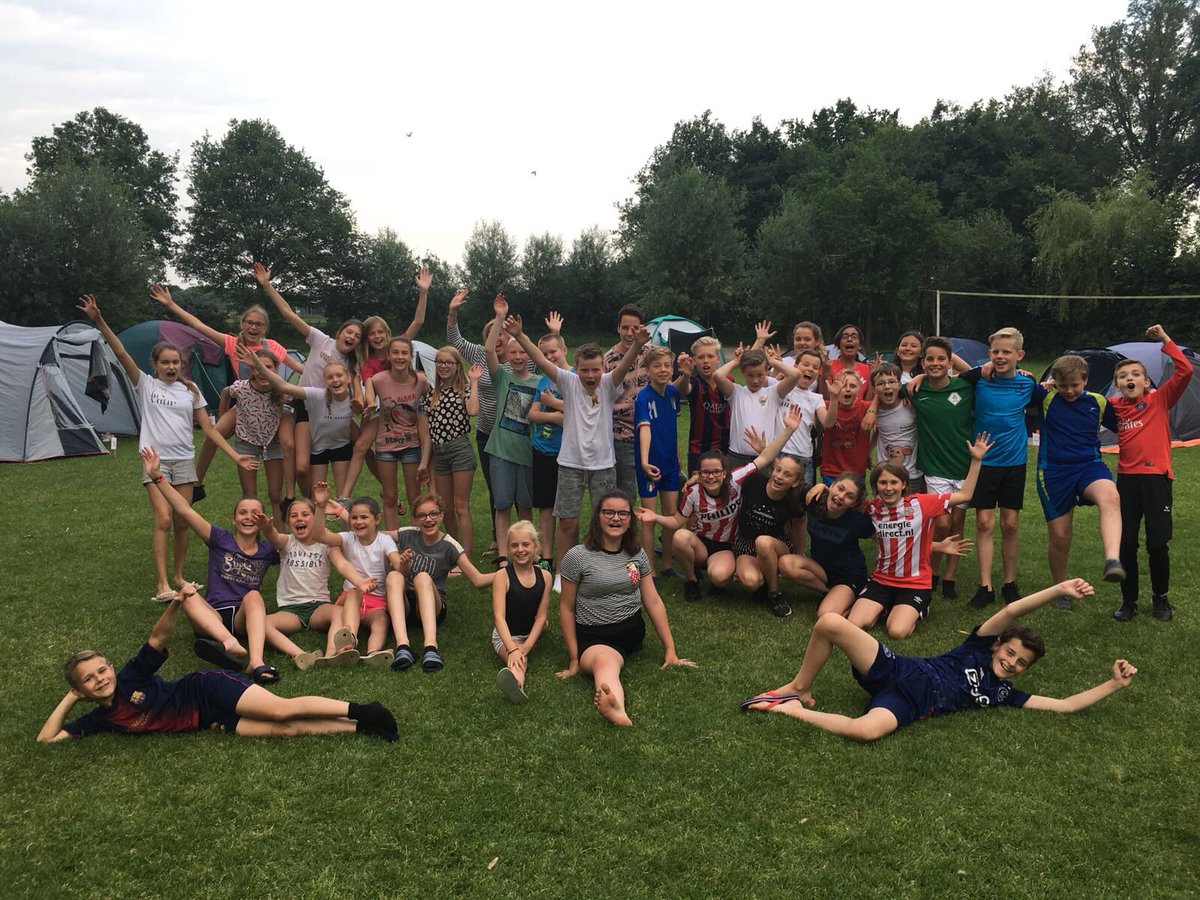 BsVoordeldonk's tweet photo. Een boodschap van groep 8: 
“Haa papa en mama! Het is hier super. Iedereen heeft zijn tent opgezet en we gaan ons zo klaarmaken om naar de bossen te gaan. Tot vrijdagmiddag🏕 https://t.co/RGl18bJoEV