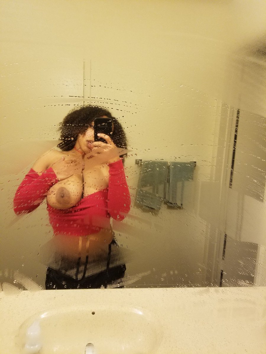 Tellyfckngo's tweet photo. #BigBreastTwitter https://t.co/LUPlXdlDA3