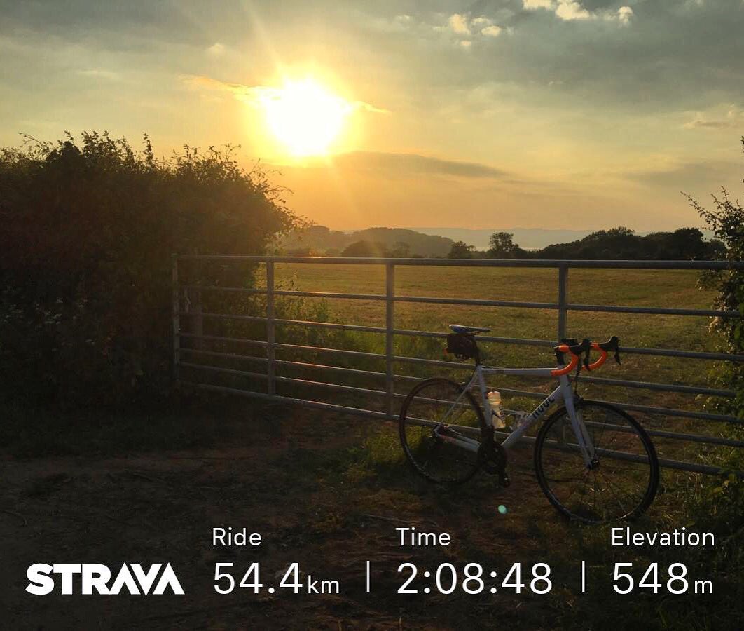 jbanningww1's tweet photo. Another fabulous evening to be out on the bike. Gloucestershire looking ace. I love cycling in weather like this. #bike #Bristol #weekdayride #bikeride #outdoors #roadbike #cycle #summerrides #ride #outside #outsideisfree #cyclinglife #theplacesweride #climbing #lanes #lanelife https://t.co/FcotHfs0NY
