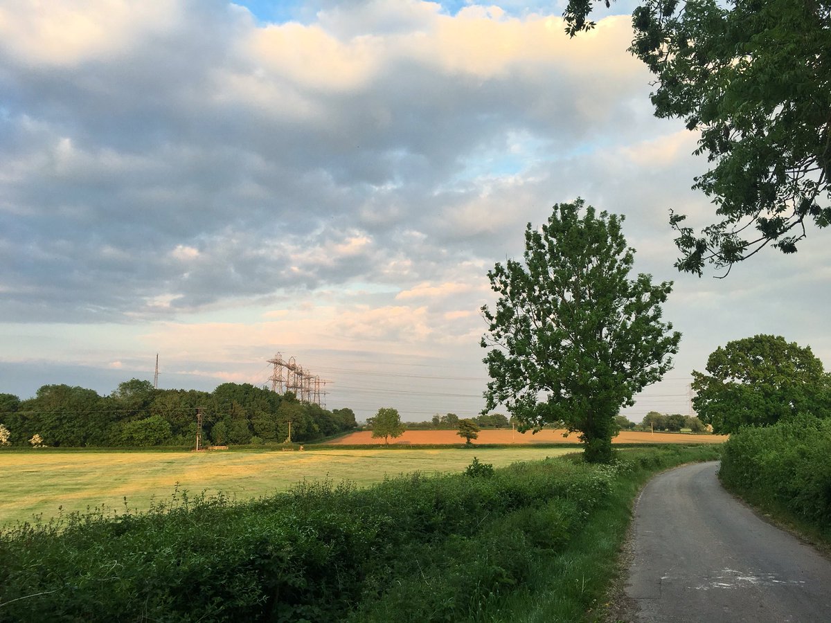 jbanningww1's tweet photo. Another fabulous evening to be out on the bike. Gloucestershire looking ace. I love cycling in weather like this. #bike #Bristol #weekdayride #bikeride #outdoors #roadbike #cycle #summerrides #ride #outside #outsideisfree #cyclinglife #theplacesweride #climbing #lanes #lanelife https://t.co/FcotHfs0NY