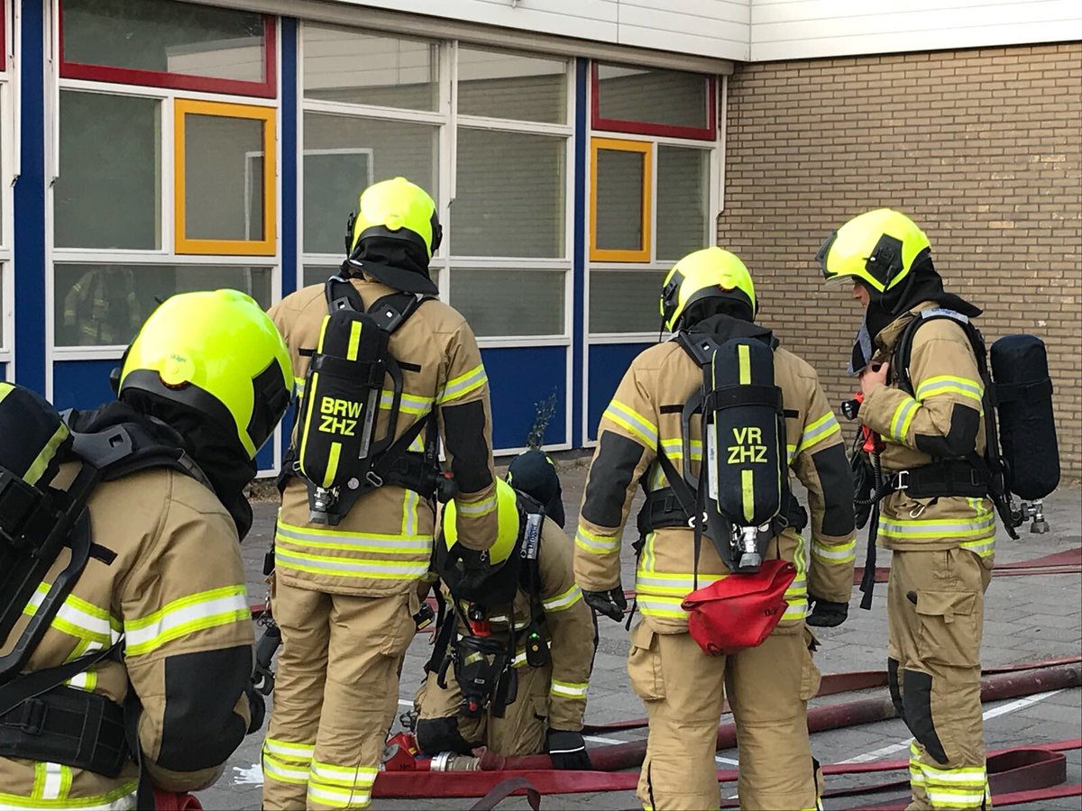 BrandweerKLW's tweet photo. Vanavond hebben we een ontruimingsoefening met reanimatie gehad met de collega’s van #brandweerwestmaasmijnsheerenland bij #cbsdevliet in #Klaaswaal. Kinderen gered, brand geblust. #altijdparaat https://t.co/heNkN680WS