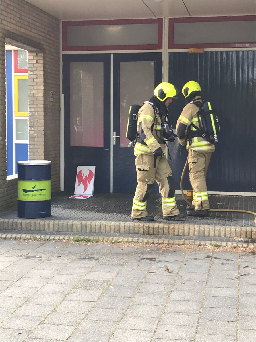 BrandweerKLW's tweet photo. Vanavond hebben we een ontruimingsoefening met reanimatie gehad met de collega’s van #brandweerwestmaasmijnsheerenland bij #cbsdevliet in #Klaaswaal. Kinderen gered, brand geblust. #altijdparaat https://t.co/heNkN680WS