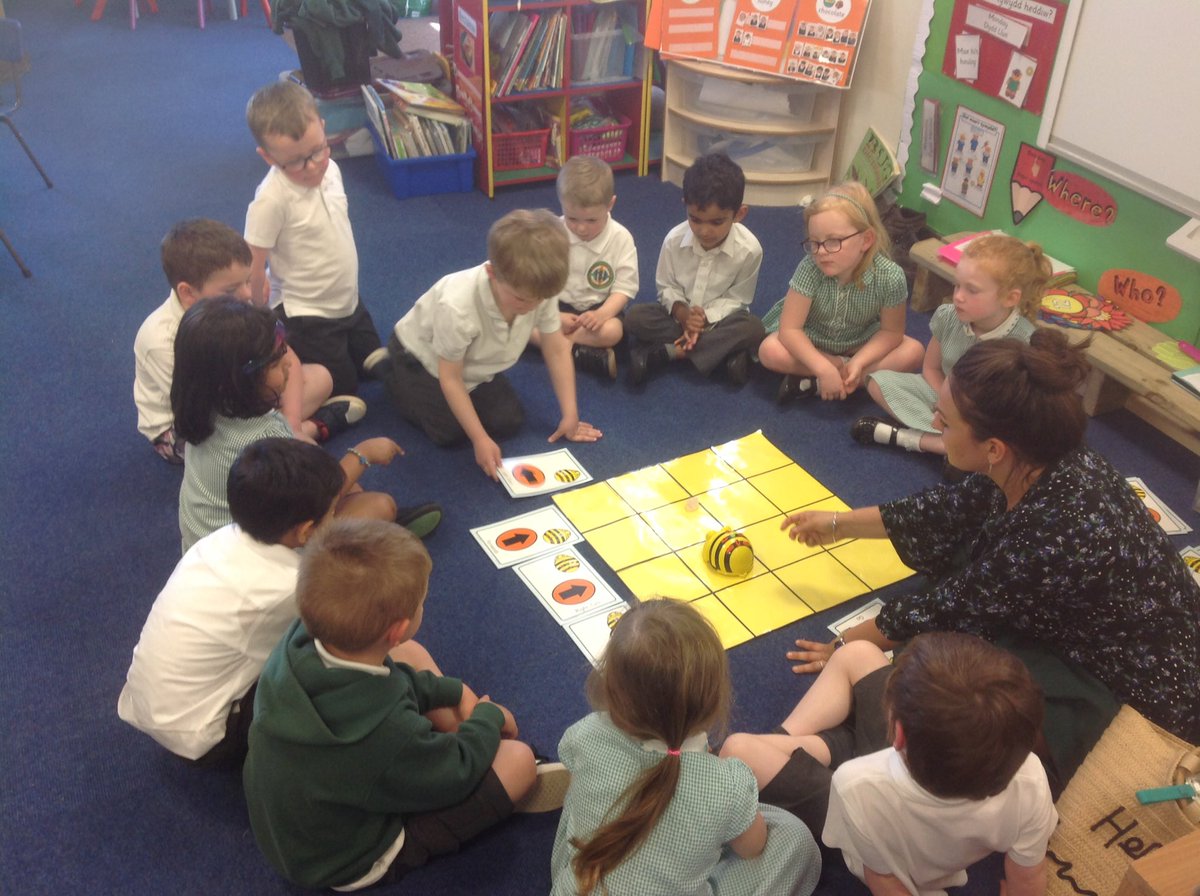 PenllergaerP's tweet photo. We've been programming bee bots! π #ppsdcf #ppsict #ppsrec https://t.co/zcTIbm7gW6