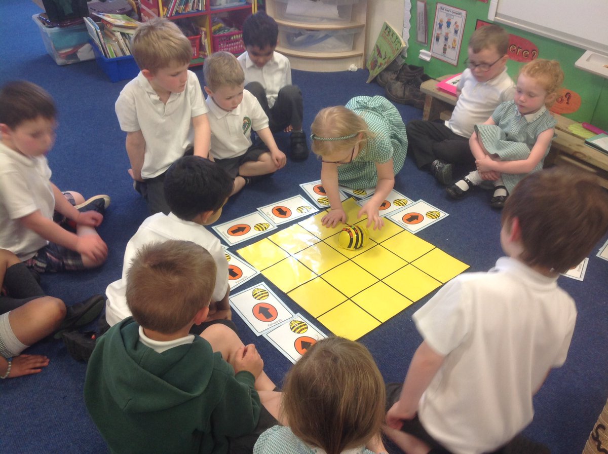 PenllergaerP's tweet photo. We've been programming bee bots! π #ppsdcf #ppsict #ppsrec https://t.co/zcTIbm7gW6