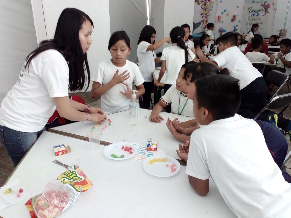 PoliedroCC's tweet photo. Muy felices aquí en la @fcienciasuami aprendiendo, jugando y comiendo con el ADN y los colores de los animales #FCyH #FeriaCienciasUAM-I #SumaCiencias #Súmate https://t.co/ZbnburXeb6