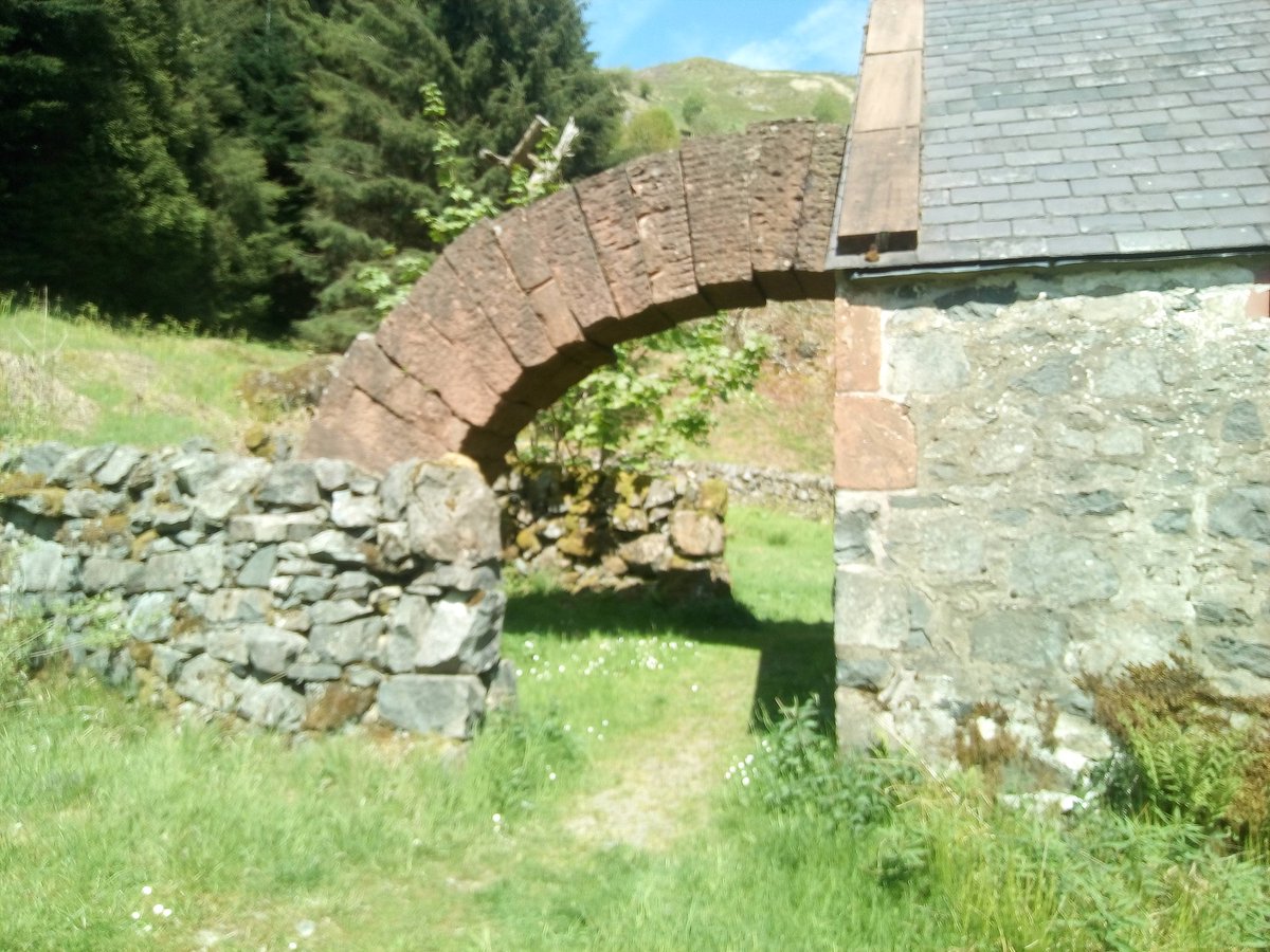 palmerstonblues's tweet photo. Strenuous hike around the hills today, just 10 miles but felt like 20. Stunning views on the way to take in the #stridingarches #moniaive #andygoldsworthy https://t.co/I4myMprzOW