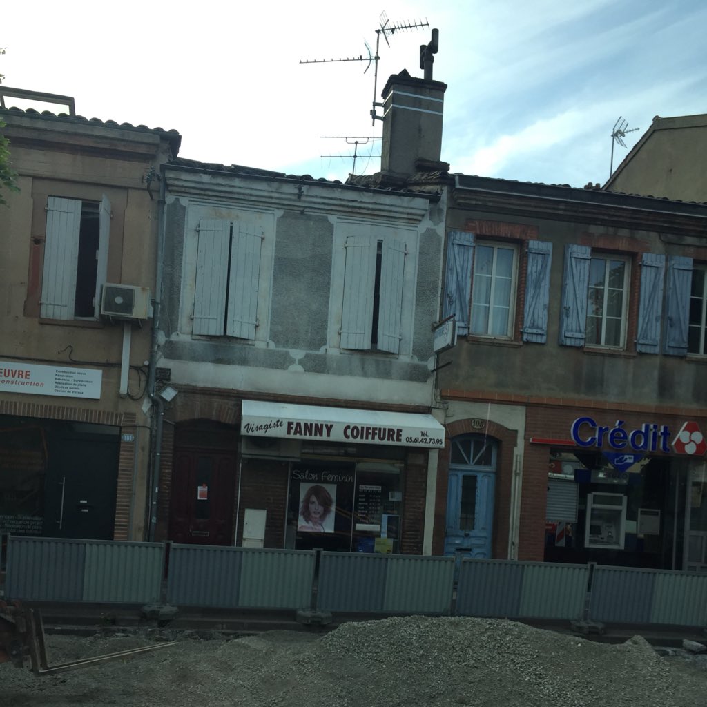 ToBarnacle's tweet image. Just in France for a wee fanny touch up.