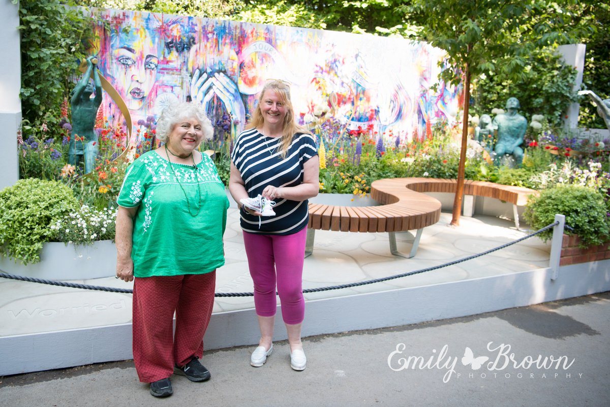 Congratulations to our Chapter Ambassador, @LauraAnstiss of Laura Anstiss Garden Landscape Design, for creating such a beautiful garden at the Chelsea Flower Show for <a href="/SupershoesUK/">Supershoes</a> 🌷 Photo of Laura with actress Miriam Margolyes by @PhotographyEB 📷🌿