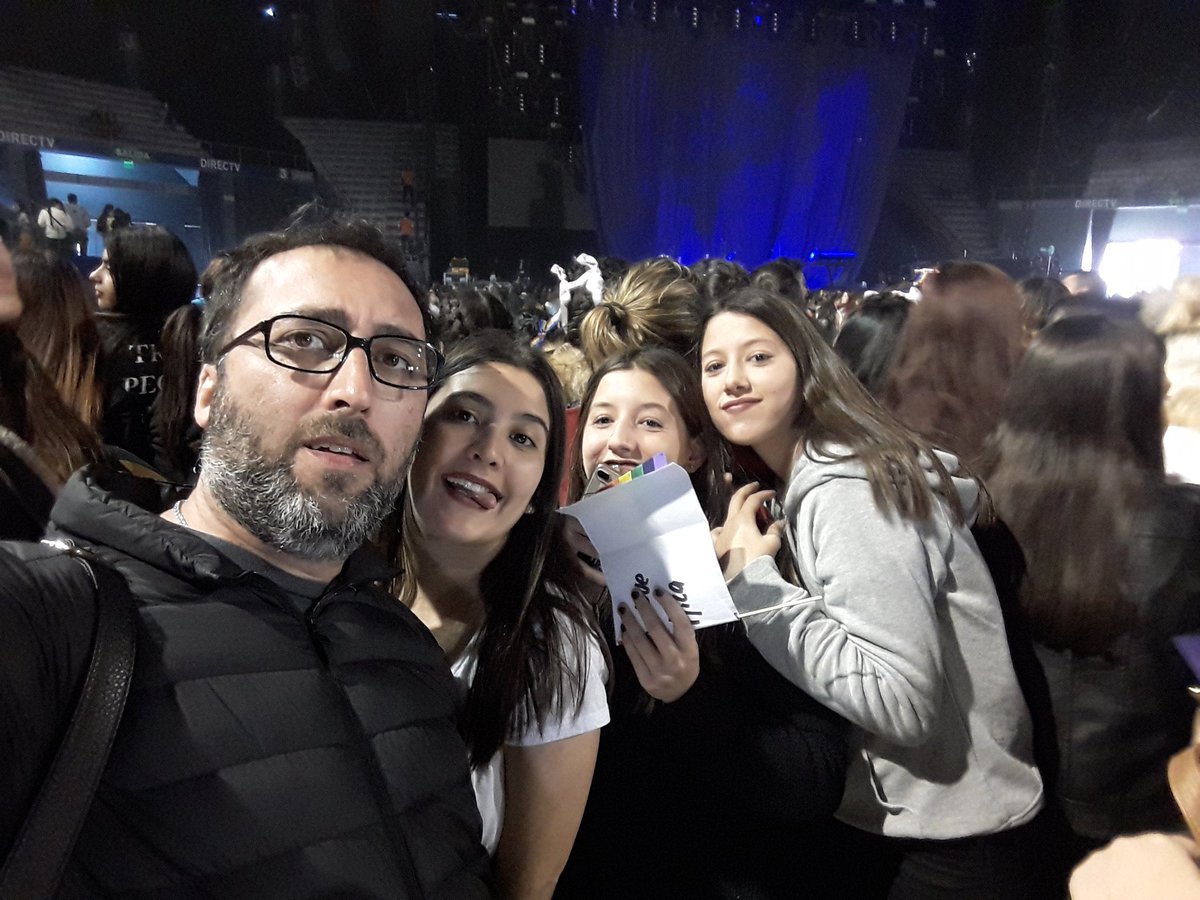 unrojoporvenir's tweet photo. Lo que hago por vos Valen. Hay que aprovechar, en un par de años no me lleva a un recital ni aunque le paguen!!! #HarryStyles #DirectTVArena https://t.co/m6wiGTHD1l