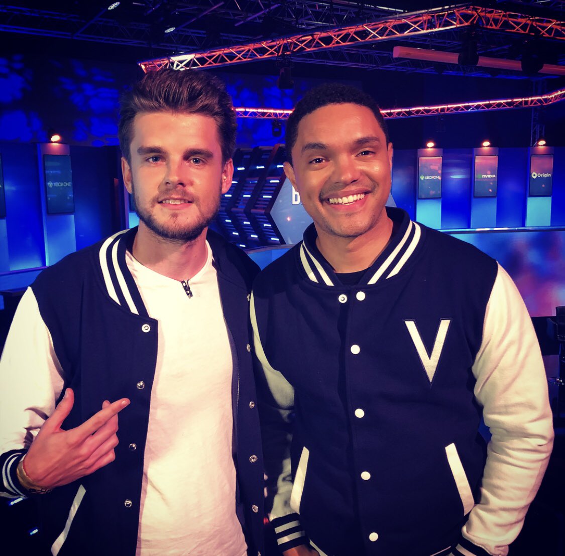 BennyCentral's tweet image. GIVEAWAY - I've got an exclusive #Battlefield V jacket, hat &amp;amp; t-shirt to giveaway!

1. RT to enter ✔️
2.Follow and ❤️on Instagram to double your chance! ✔️
instagram.com/p/BjIfrE-FaV2/

Winner announced next week!