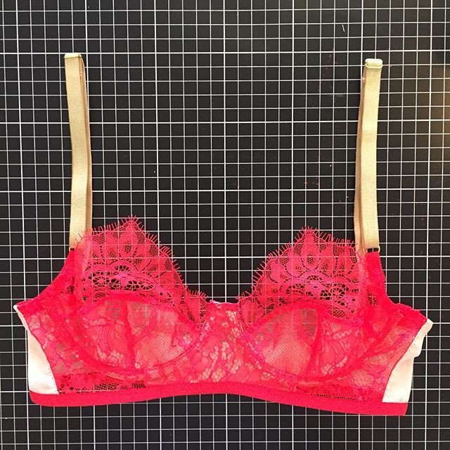 orange_lingerie's tweet photo. Loving all the color and gold straps on this Boylston bra made by @cnstrbns
.
.
.
If there is such a colour, this #boylstonbra is neon tomato. Also: gold straps.  #🕺🏼 #memadewardrobe #2018makenine #handmadelingerie #operationbradrawer ( #📷 @cnstrbns ) https://t.co/n1XhaizwLL https://t.co/5oIVbWeTx0