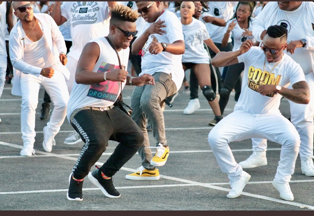 Ntsikzin_M's tweet photo. #LaughsIn https://t.co/wCsIsbGUC3