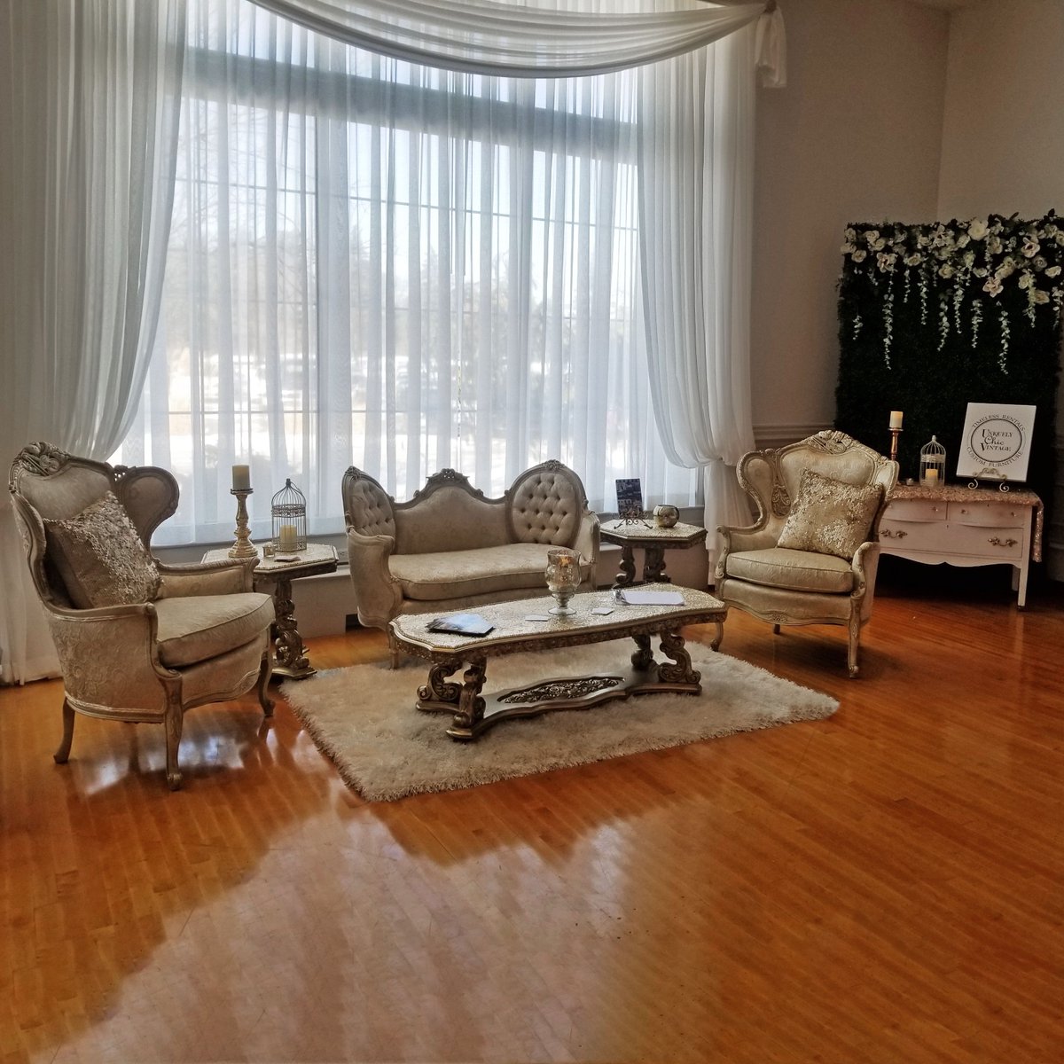 UniquelyChicRI's tweet photo. The bright new ballroom at @AlpineRI definitely shows off our vintage French seating area! #RIwedding #cranstonri #alpinecountryclub #RIWG https://t.co/TK4hxbixUK