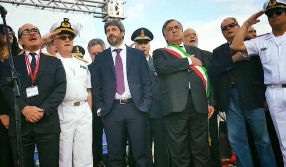 LaraCielo's tweet photo. Il Presidente della Camera Fico, con le mani in tasca, durante l'inno di Mameli in onore di #GiovanniFalcone e degli agenti di scorta saltati in aria per mano mafiosa! NON SI PUÒ https://t.co/5VHo0ruamm