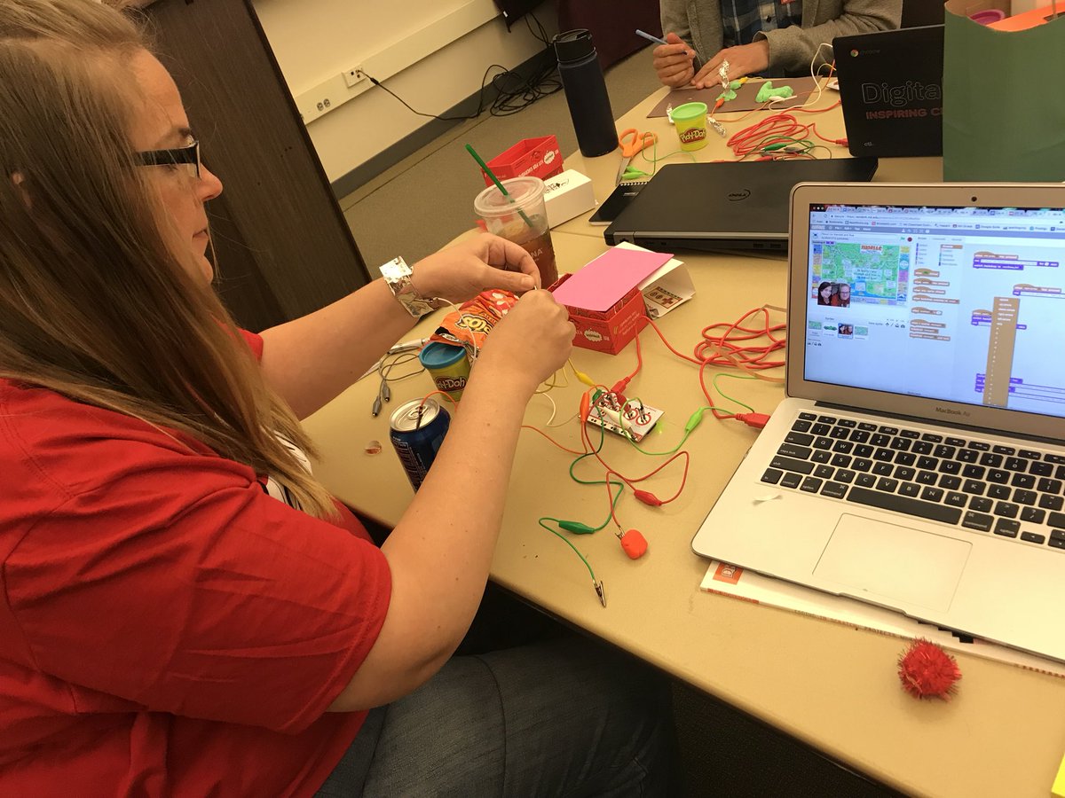 i_teach_K's tweet image. #csesd112 combining #makeymakey and @scratch to make alternate switches to control our presentation