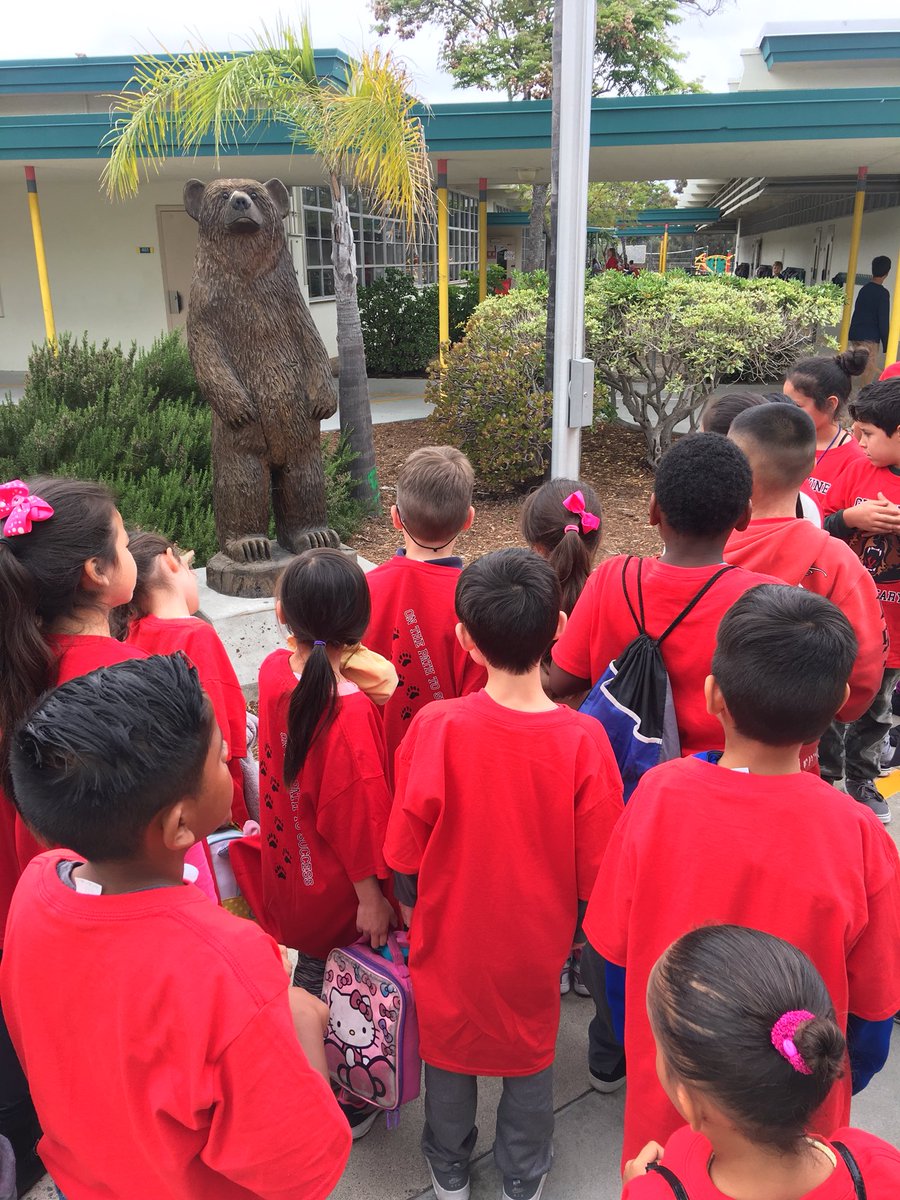 stephvasquez25's tweet photo. Our @Olive_Falcons future @Grapevine_VUSD Grizzlies on their school tour today.  Amazing job by the @olavide_rafa and the @Grapevine_VUSD Team! #wave https://t.co/Zu7qdrW6sp