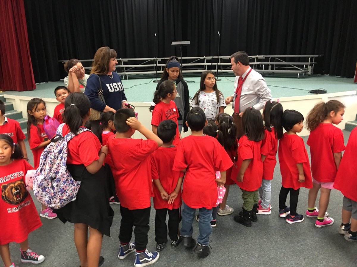 stephvasquez25's tweet photo. Our @Olive_Falcons future @Grapevine_VUSD Grizzlies on their school tour today.  Amazing job by the @olavide_rafa and the @Grapevine_VUSD Team! #wave https://t.co/Zu7qdrW6sp