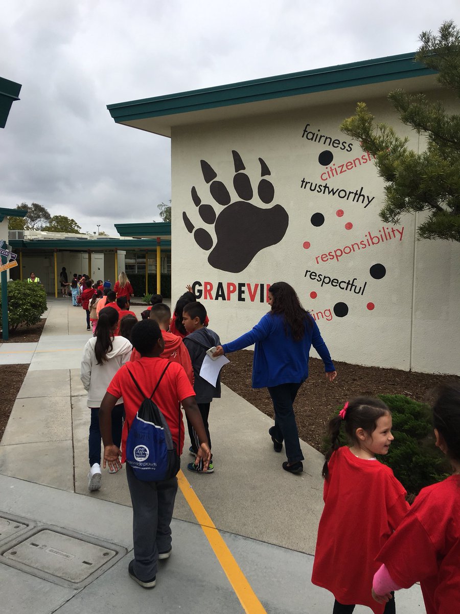 stephvasquez25's tweet photo. Our @Olive_Falcons future @Grapevine_VUSD Grizzlies on their school tour today.  Amazing job by the @olavide_rafa and the @Grapevine_VUSD Team! #wave https://t.co/Zu7qdrW6sp