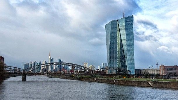 Immer wieder haarsträubend, wenn Ökonomie-Profs ihre einseitigen Lehrbuchannahmen auf Politik anwenden und "Empfehlungen" a la AFD aussprechen. Die deutsche Wirtschaft profitiert vom Euro - Time to give something back! <a href="/faznet/">Frankfurter Allgemeine</a> buff.ly/2rZB2FS