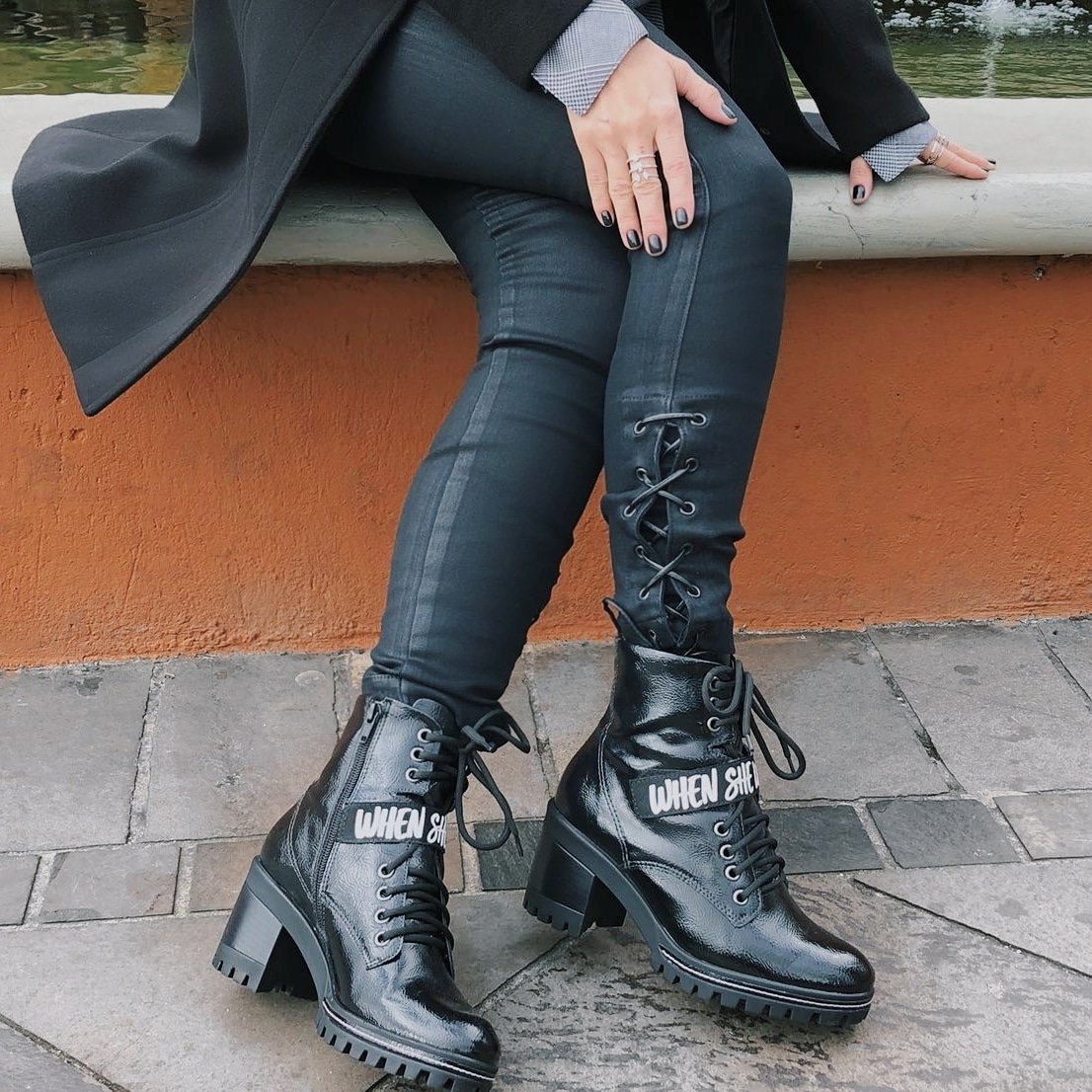 Carol_Sisson_'s tweet photo. Para quem ama conforto e aquela pegada rocker 🖤 Tô bem feliz com esse combo @instaramarim + @lojasrenner, 2 empresas do Estado que nasci.
#sicc
#gramado
#agenciaviva
#fashiontrip
#instaramarim
#presstrip
#influencer
#fashionblogguers
#shoes👠
#renner
#lookdodia
#lookrocker https://t.co/b5seDRHGFc