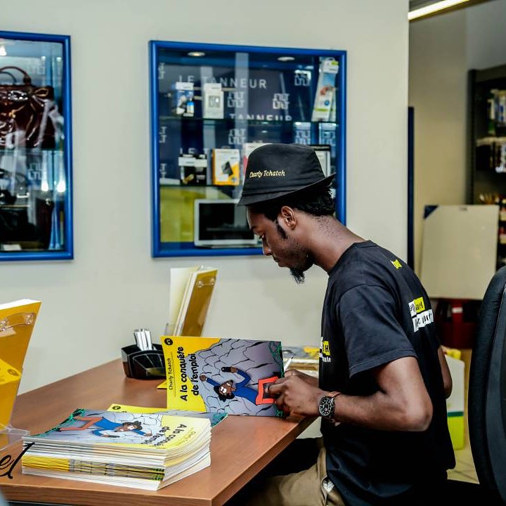 Voici votre BD "À conquête de l'emploi" disponible à Gabon meca à libreville au Gabon.